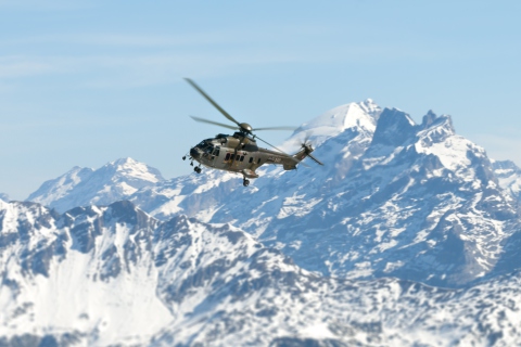 Fondo de pantalla Helicopter Over Snowy Mountains 480x320