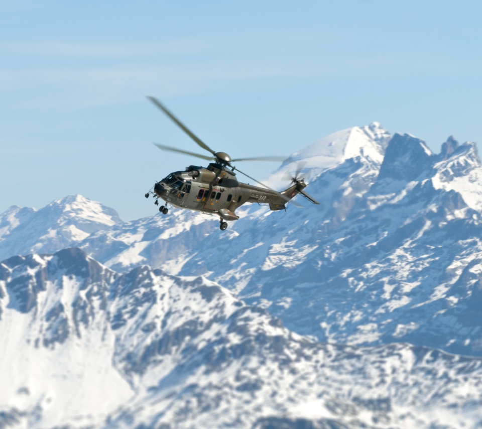 Fondo de pantalla Helicopter Over Snowy Mountains 960x854