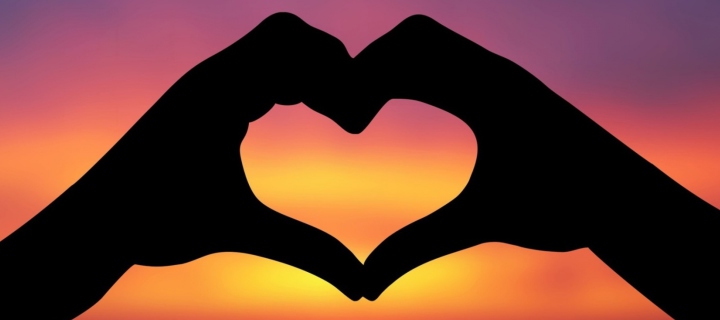Sfondi Hands Making A Heart In The Sunset 720x320