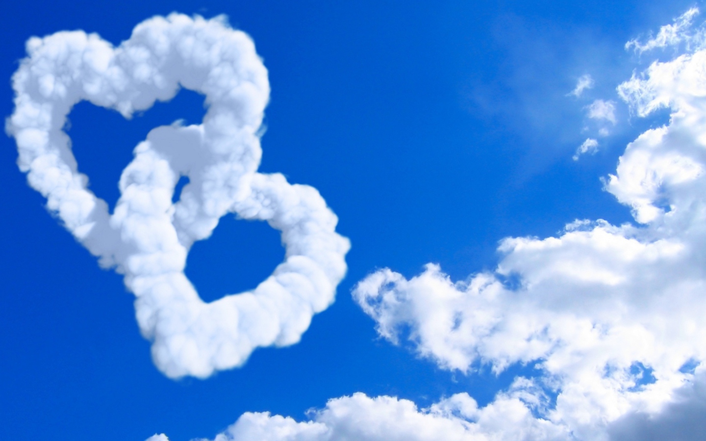Fondo de pantalla Heart Shaped Clouds 1440x900