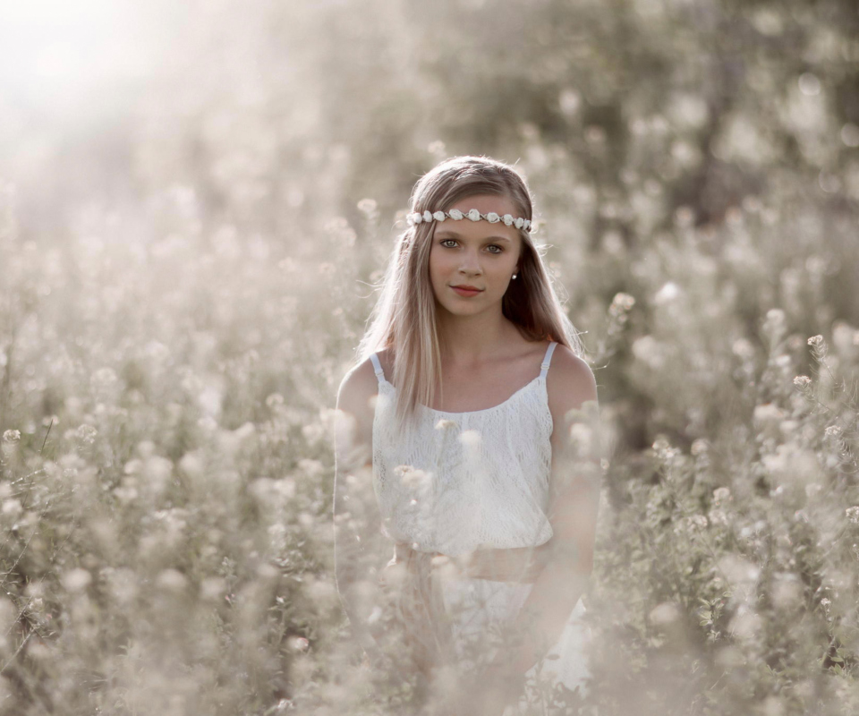 Romantic Girl In Summer Field screenshot #1 960x800