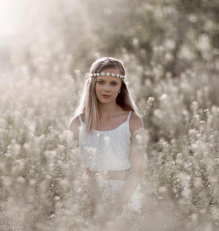 Romantic Girl In Summer Field - Obrázkek zdarma pro iPad mini