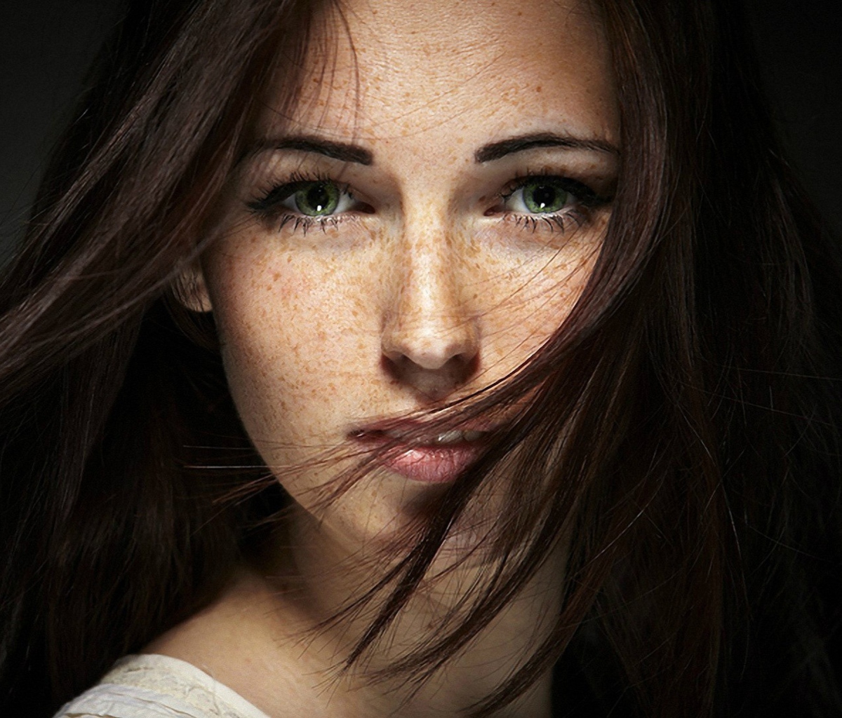 Screenshot №1 pro téma Brunette With Freckles 1200x1024