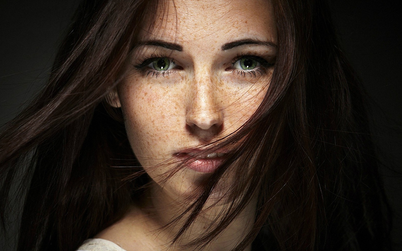 Sfondi Brunette With Freckles 1280x800