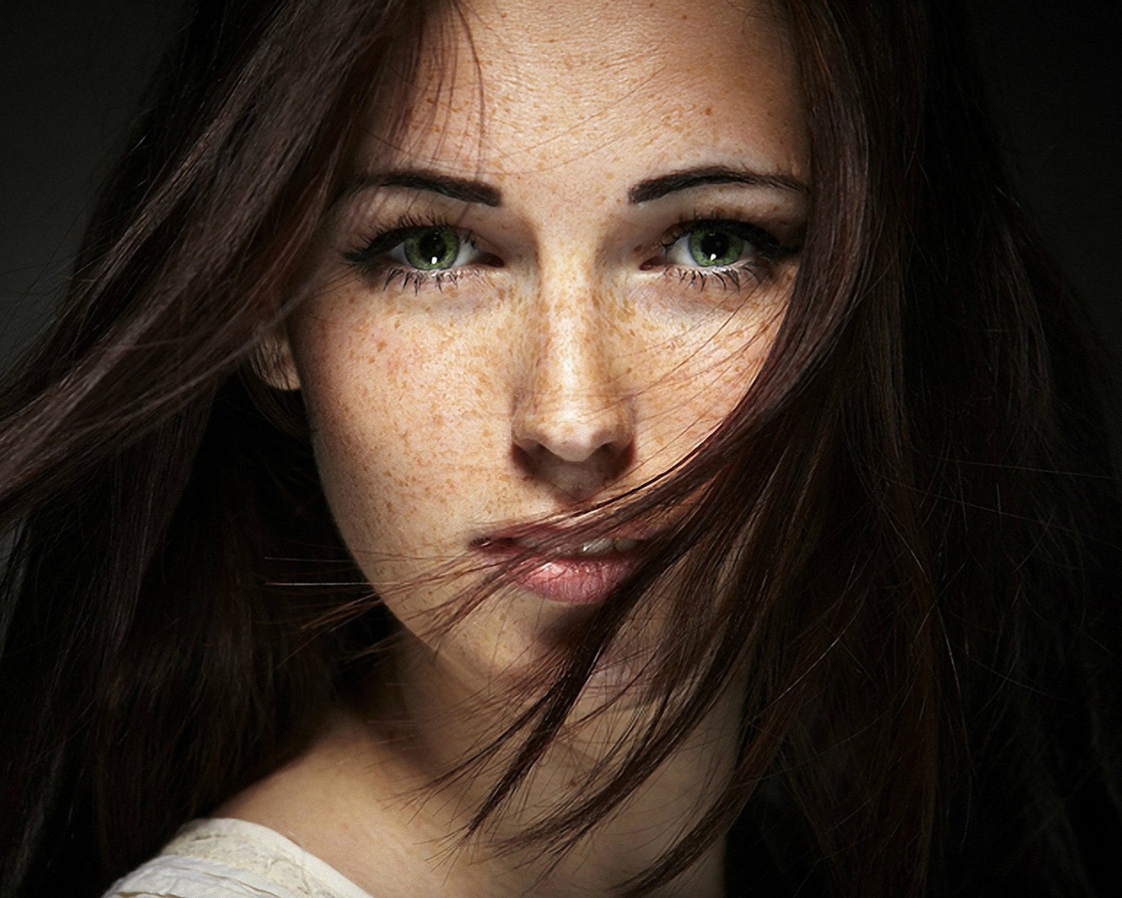 Brunette With Freckles wallpaper 1600x1280