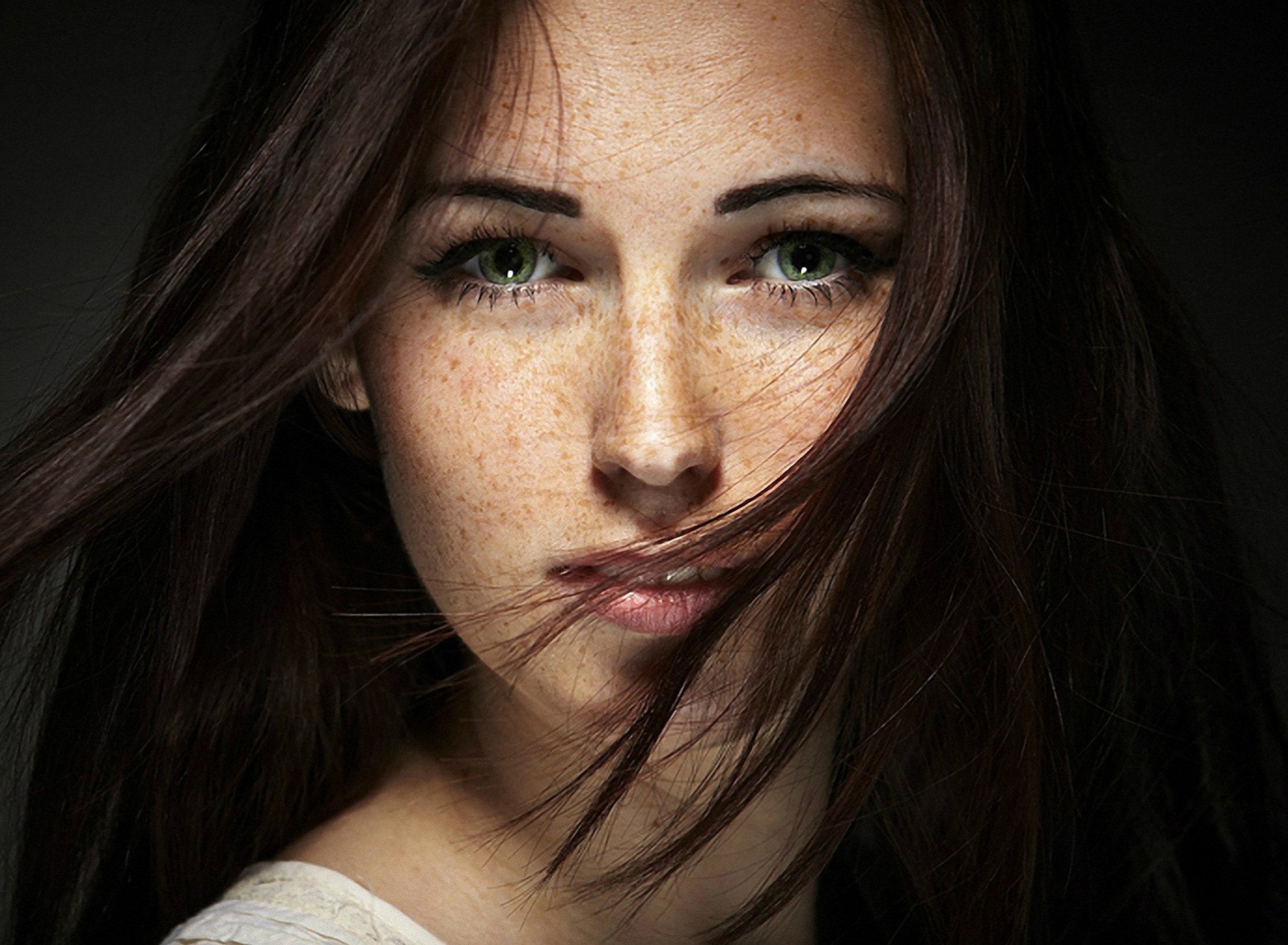 Das Brunette With Freckles Wallpaper 1920x1408