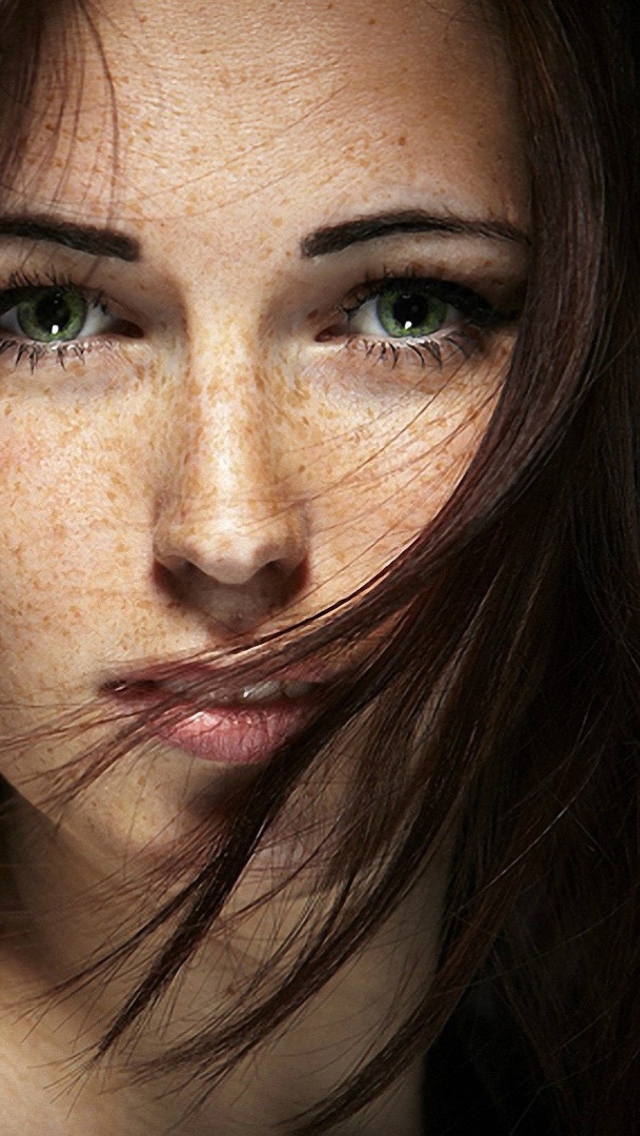 Fondo de pantalla Brunette With Freckles 640x1136