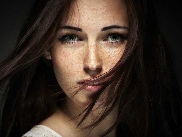 Sfondi Brunette With Freckles 640x480