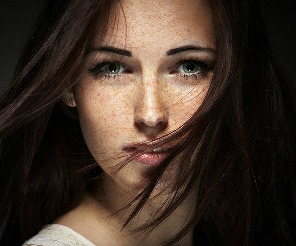 Das Brunette With Freckles Wallpaper 960x800