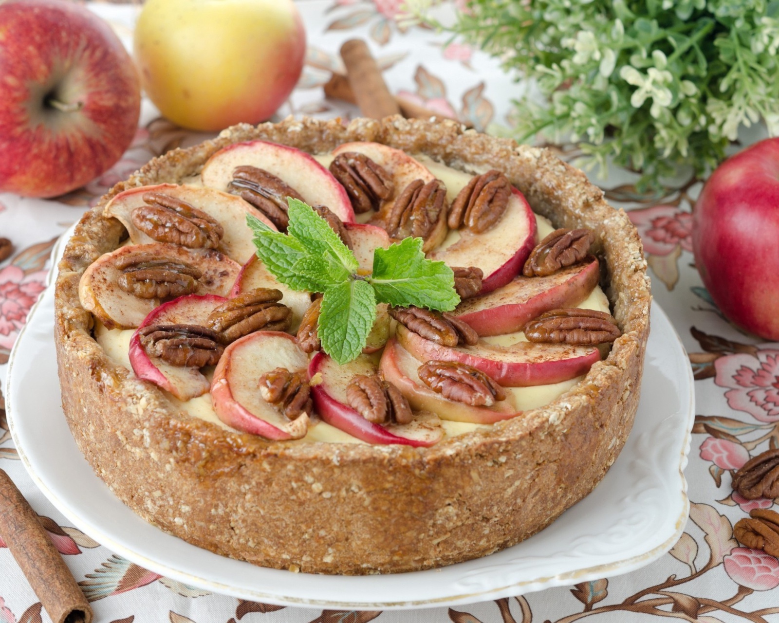 Apple Pie with Walnut wallpaper 1600x1280