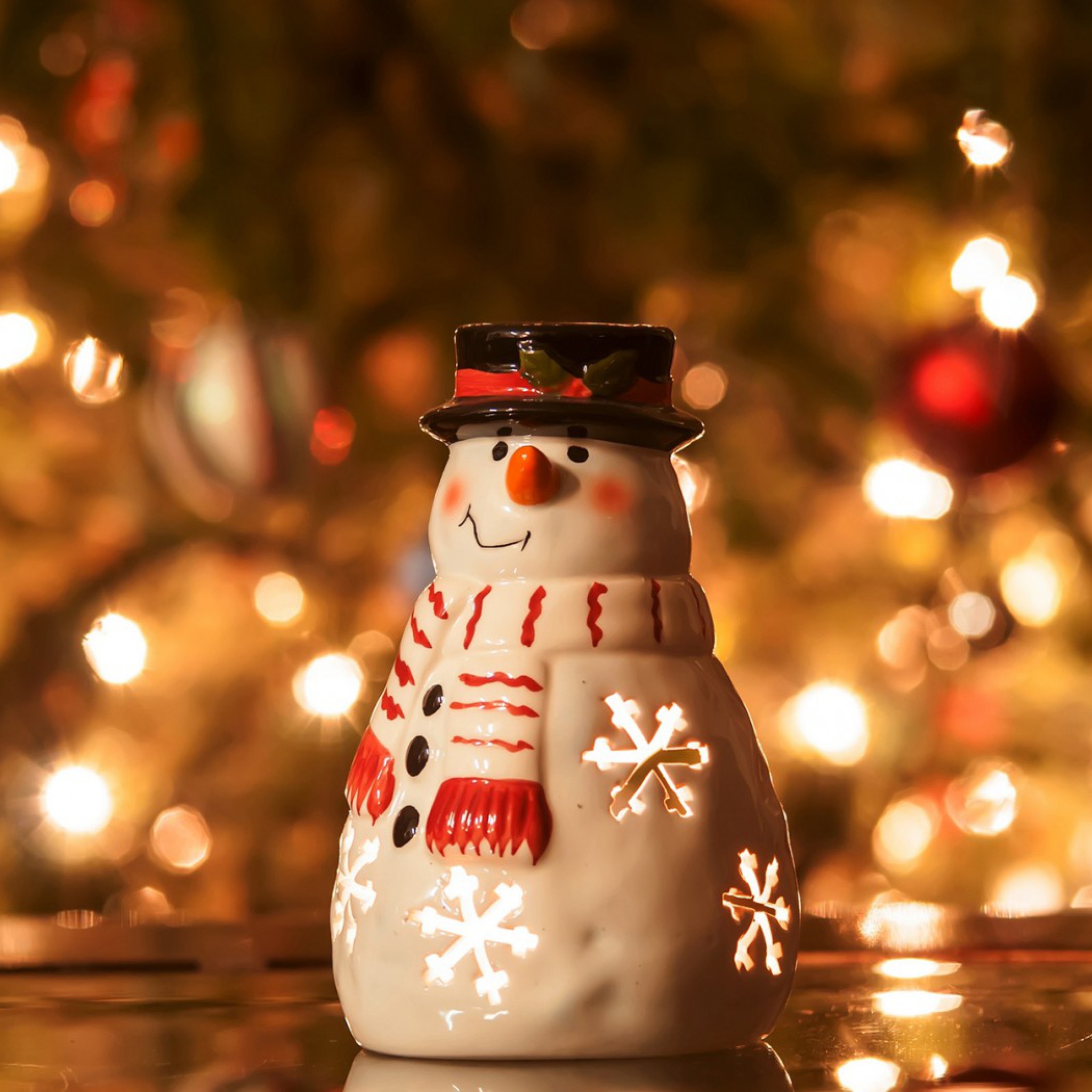 Das Christmas Snowman Candle Wallpaper 2048x2048