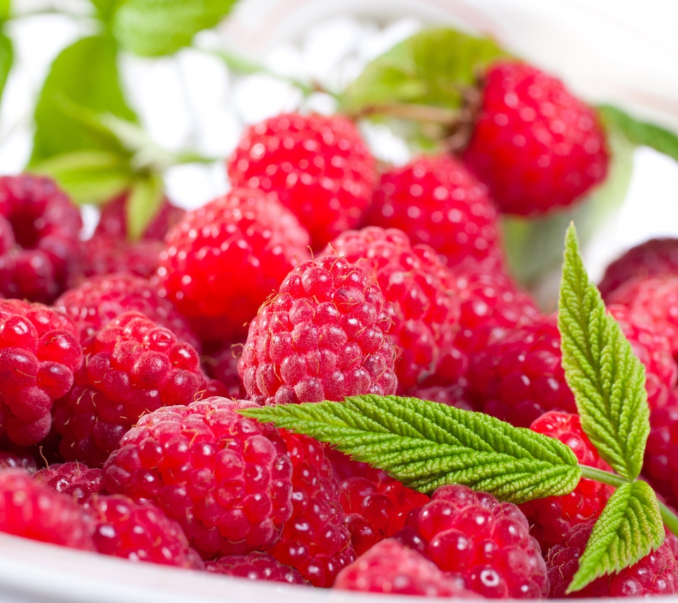 Plate Of Raspberries screenshot #1 960x854