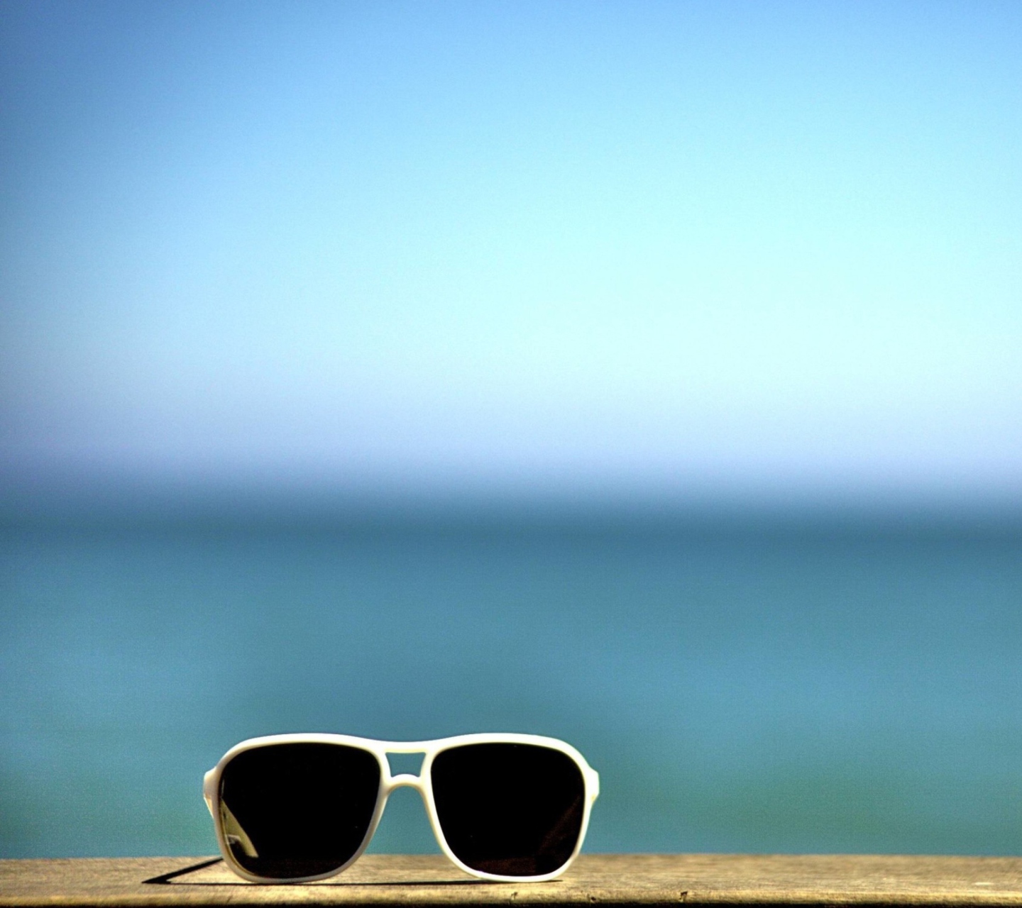 Das White Sunglasses Wallpaper 1440x1280