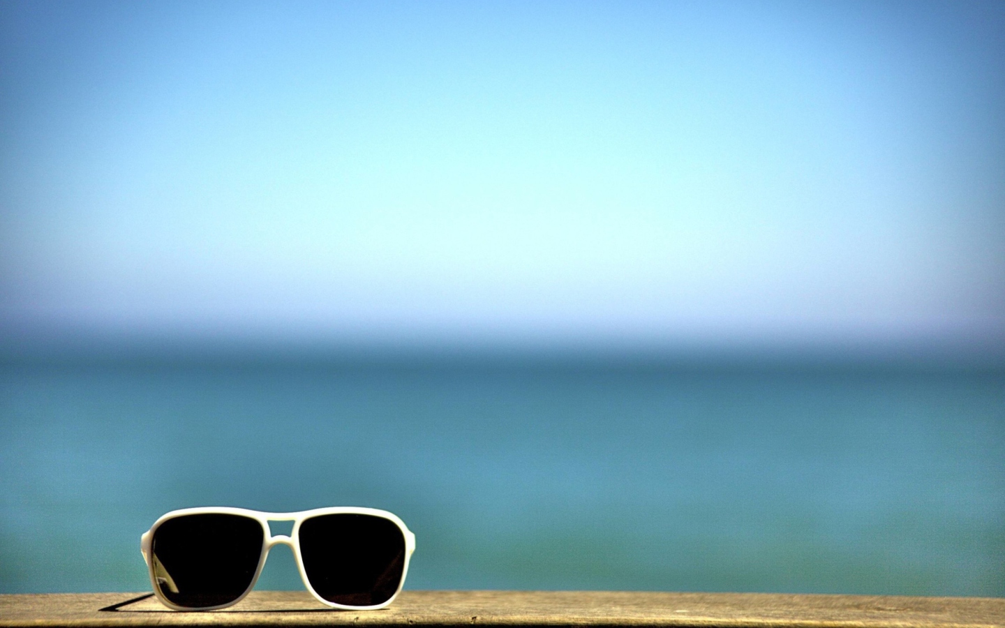 Das White Sunglasses Wallpaper 1440x900