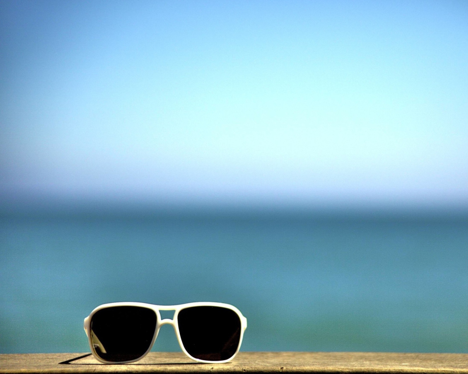 Das White Sunglasses Wallpaper 1600x1280