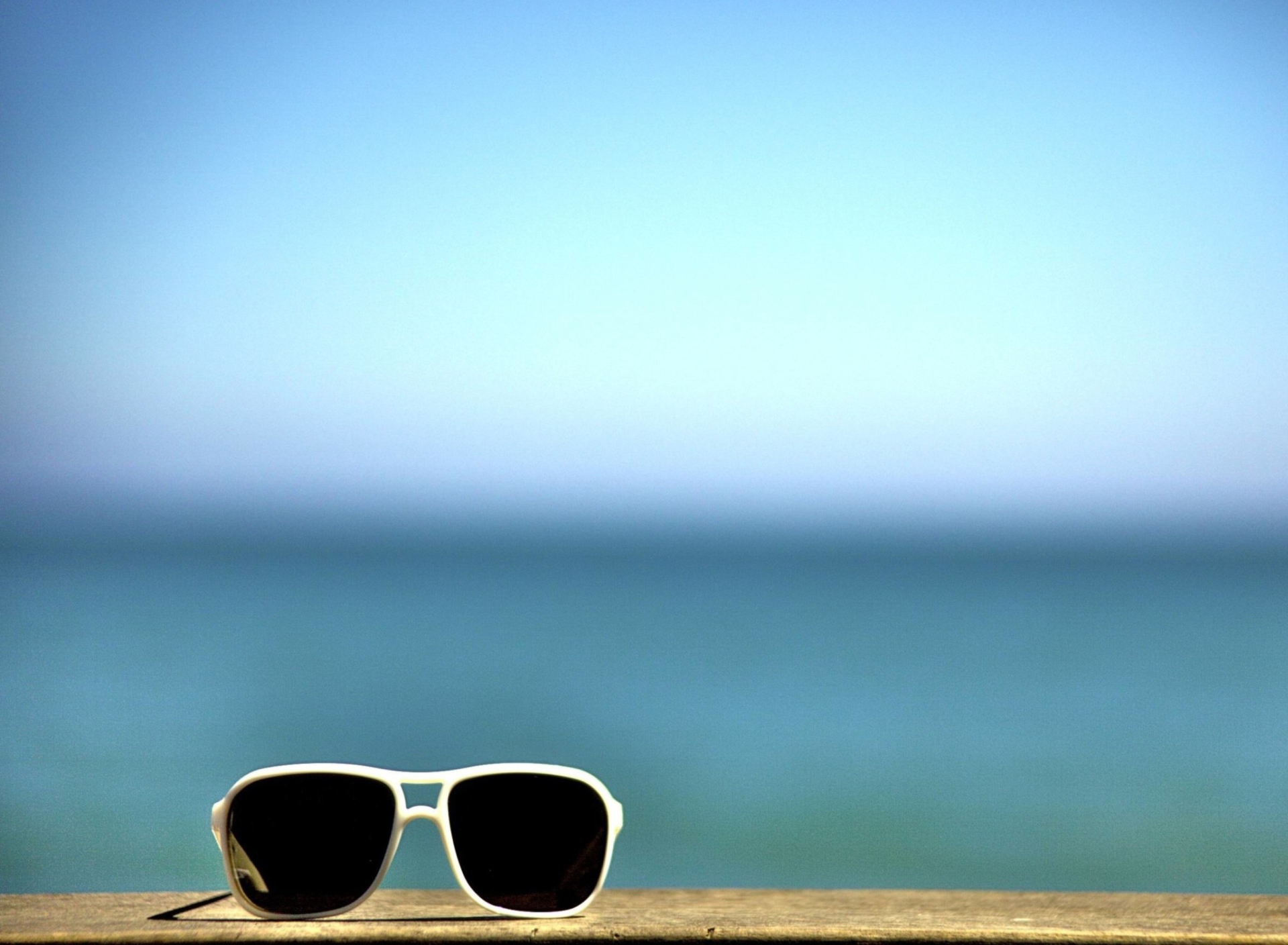 White Sunglasses screenshot #1 1920x1408