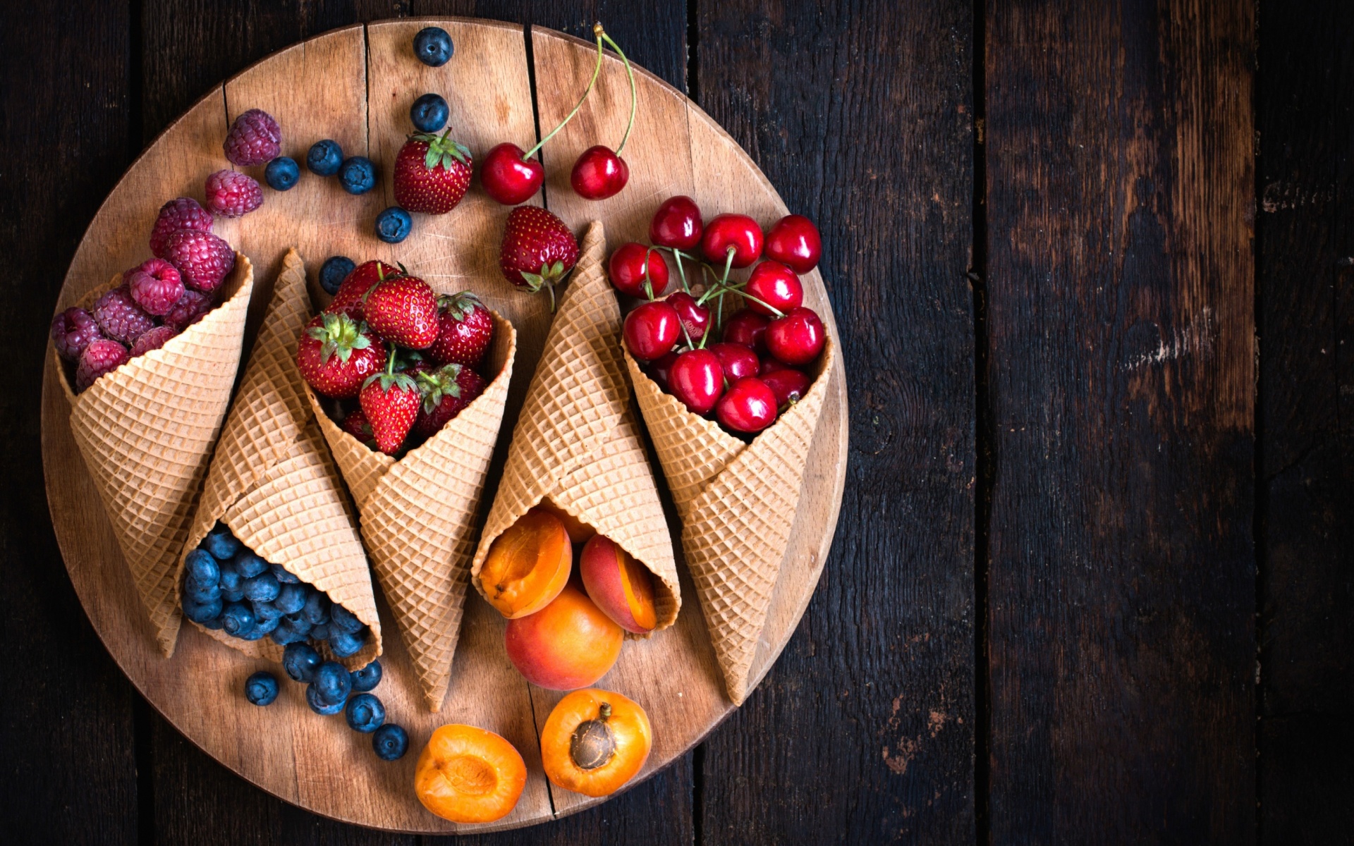 Sfondi Raspberries, cherries, apricots 1920x1200