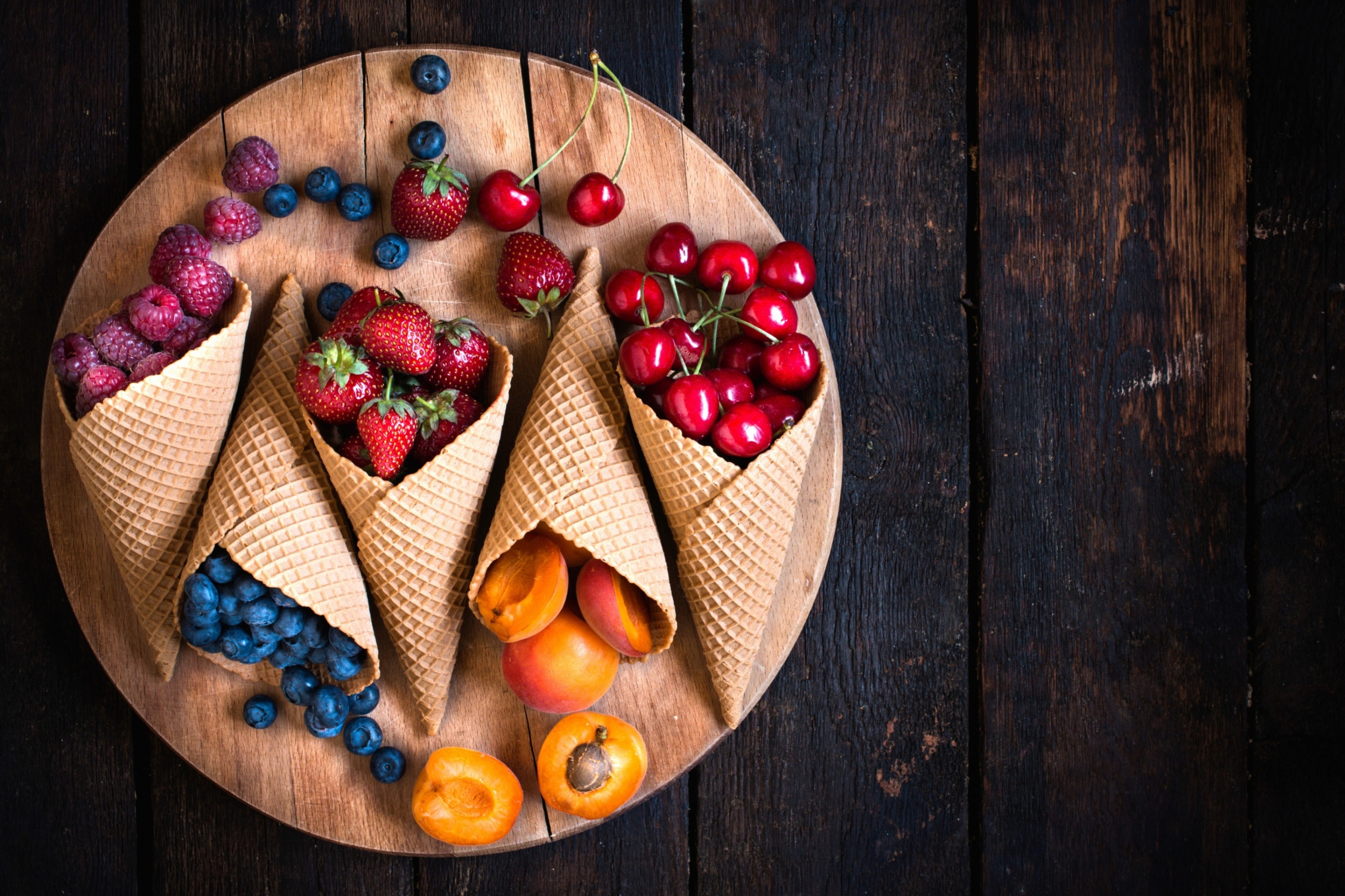 Sfondi Raspberries, cherries, apricots 2880x1920