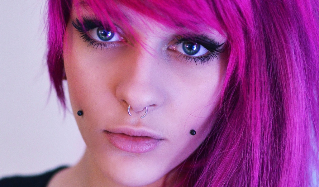 Das Pierced Girl With Pink Hair Wallpaper 1024x600