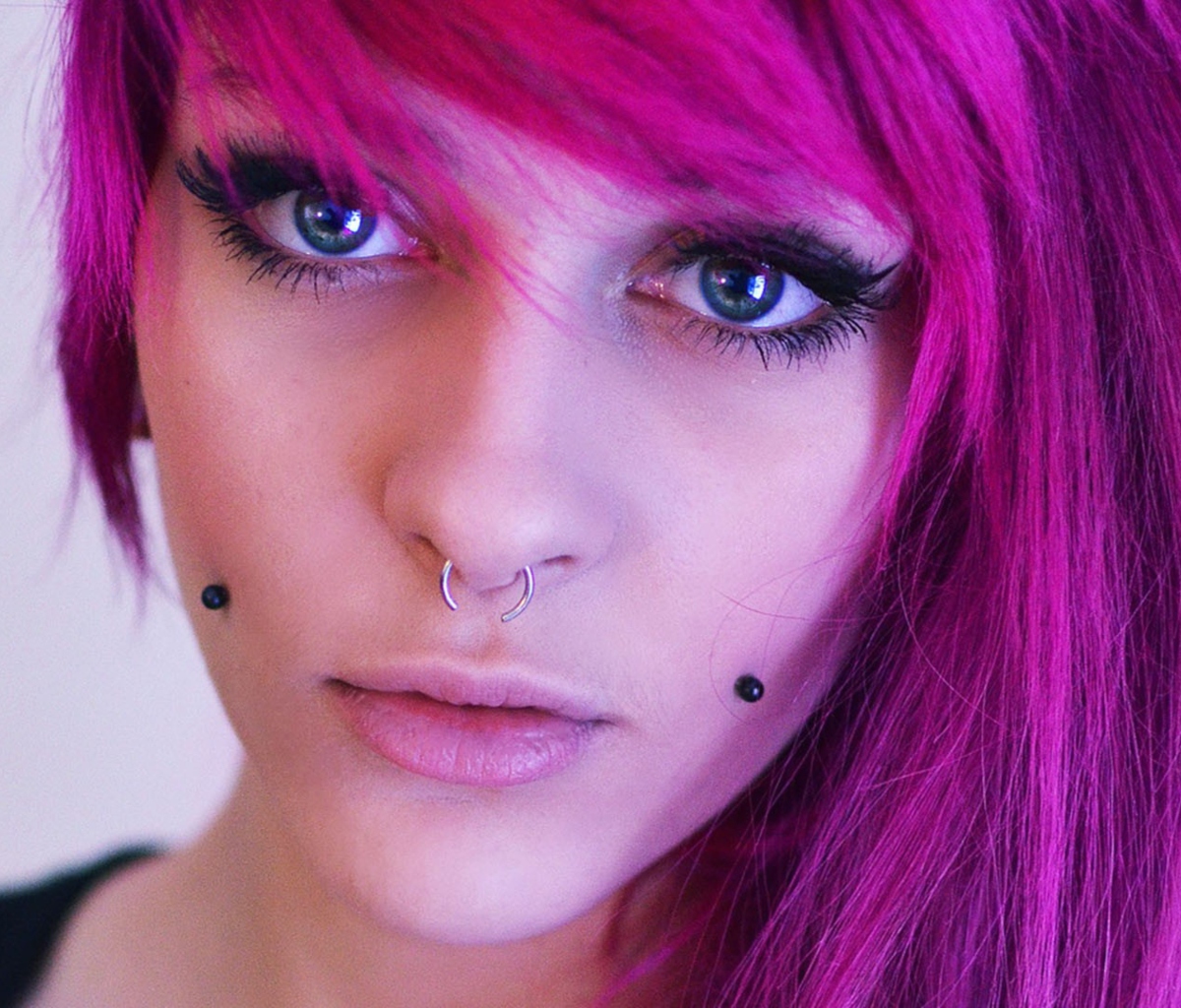 Das Pierced Girl With Pink Hair Wallpaper 1200x1024
