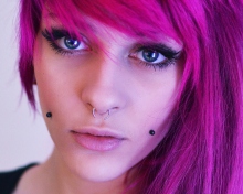 Sfondi Pierced Girl With Pink Hair 220x176
