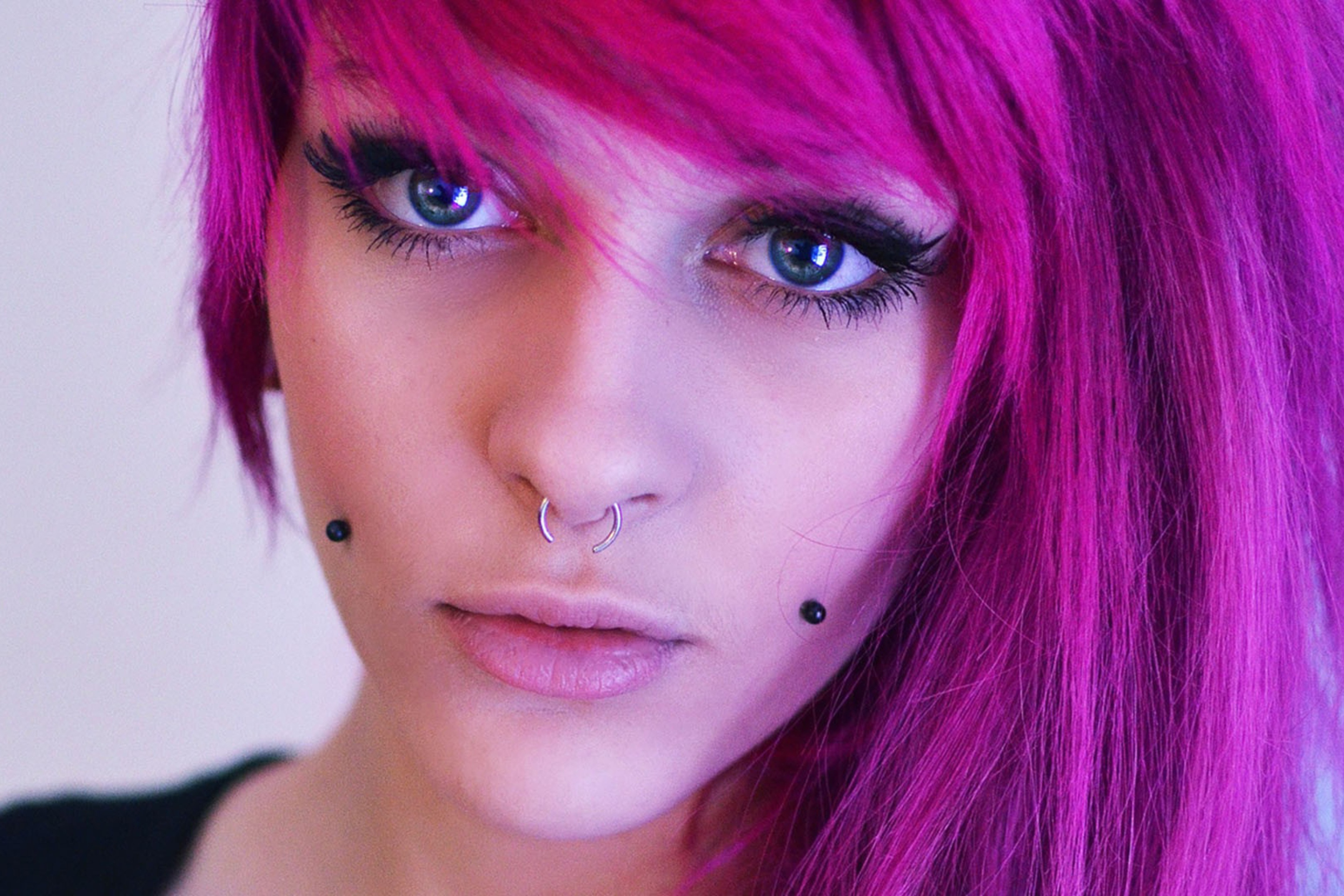 Das Pierced Girl With Pink Hair Wallpaper 2880x1920