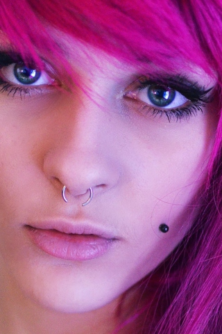 Das Pierced Girl With Pink Hair Wallpaper 320x480