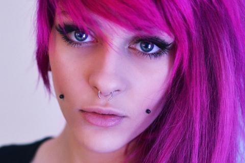 Das Pierced Girl With Pink Hair Wallpaper 480x320