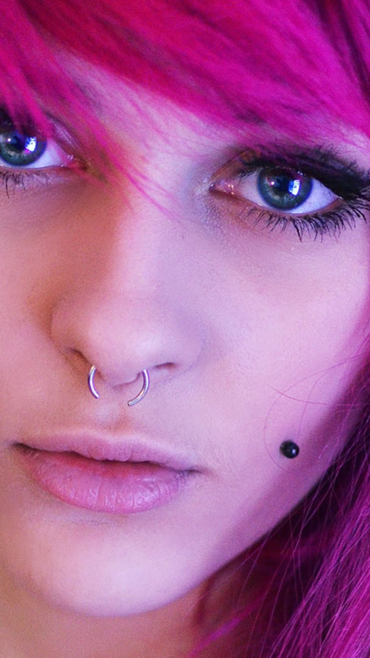 Das Pierced Girl With Pink Hair Wallpaper 750x1334