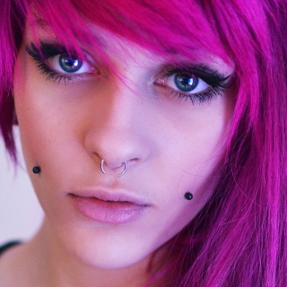 Pierced Girl With Pink Hair - Obrázkek zdarma pro iPad 3