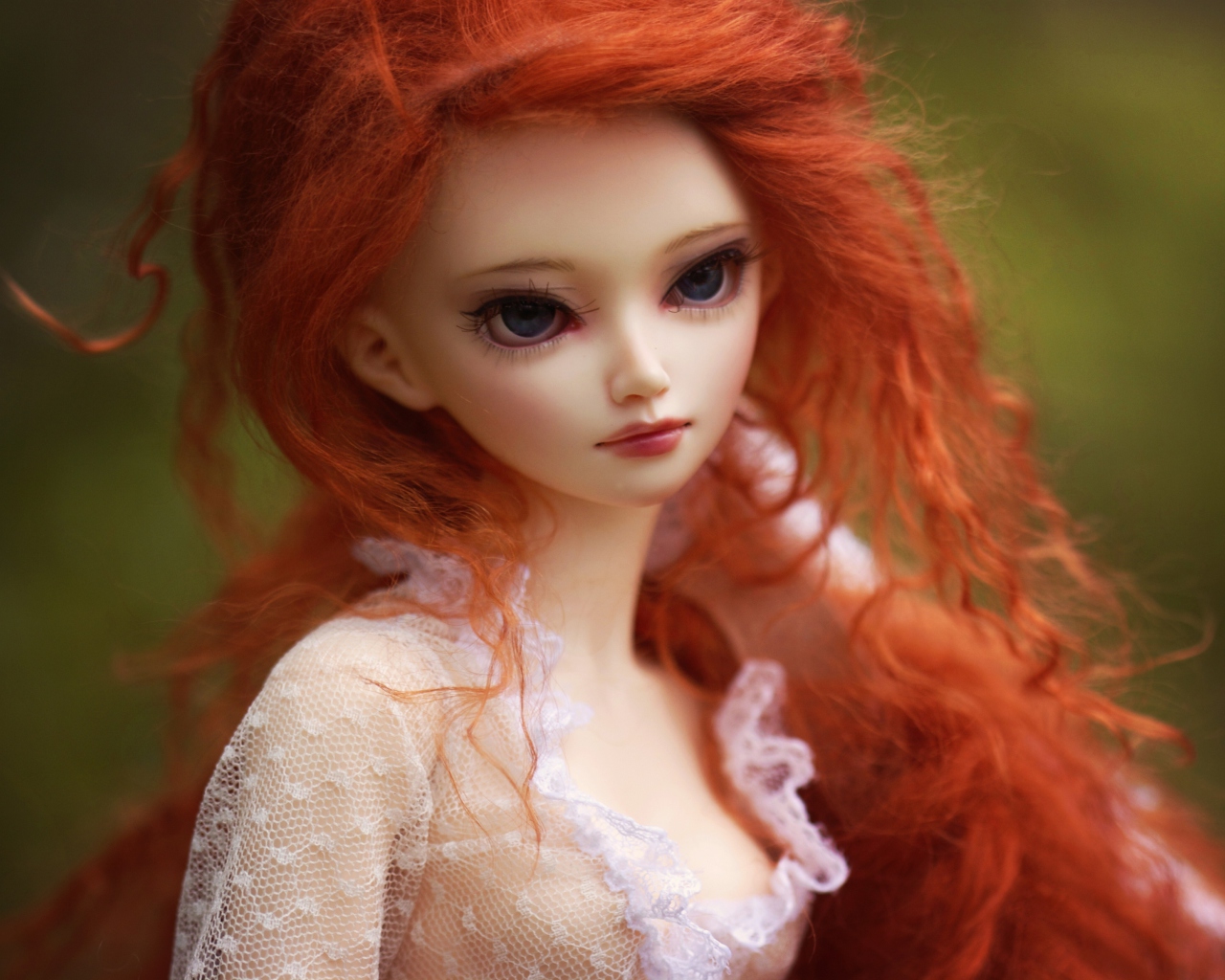 Sfondi Gorgeous Redhead Doll With Sad Eyes 1280x1024