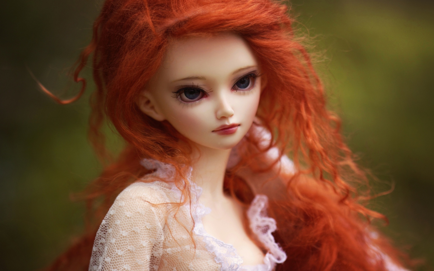 Обои Gorgeous Redhead Doll With Sad Eyes 1440x900