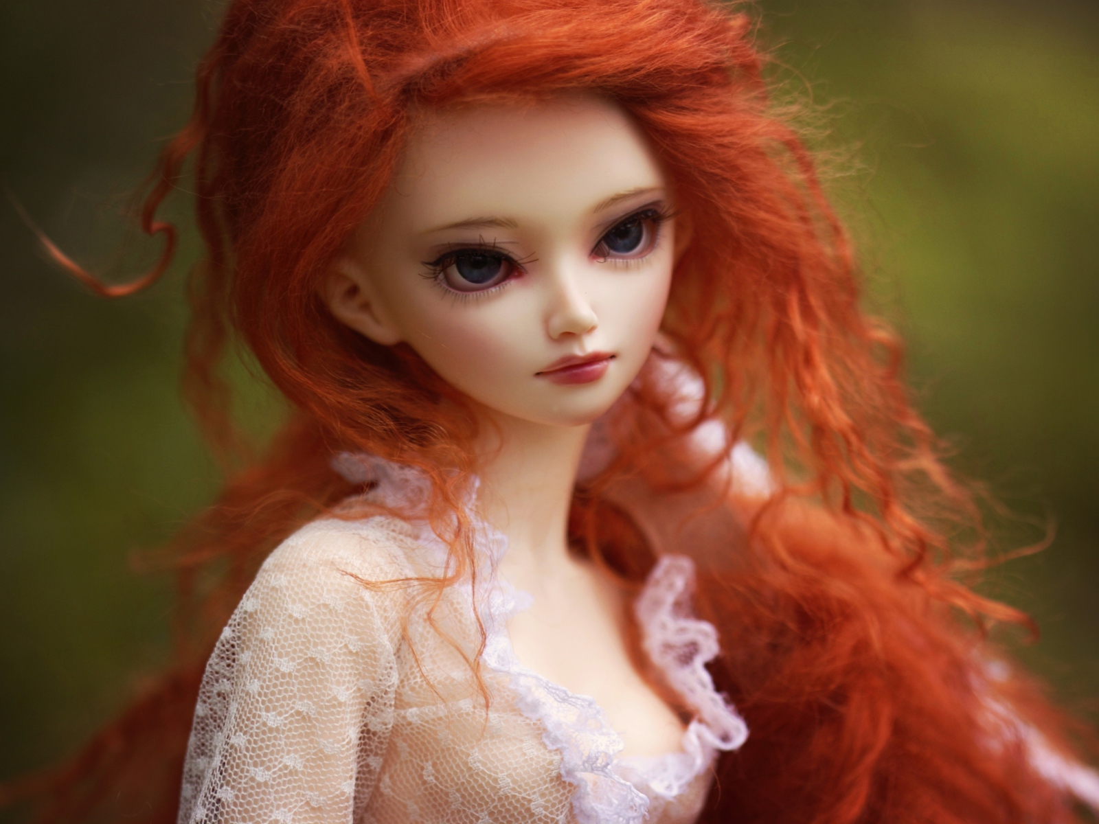 Обои Gorgeous Redhead Doll With Sad Eyes 1600x1200