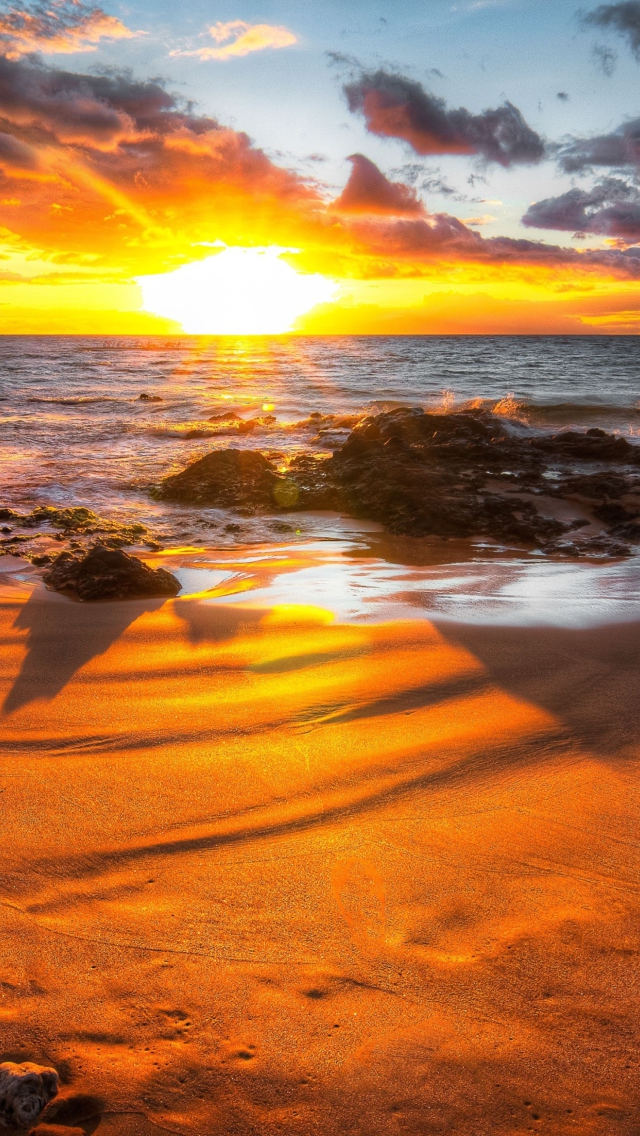 Sfondi Sunset At Beach 640x1136