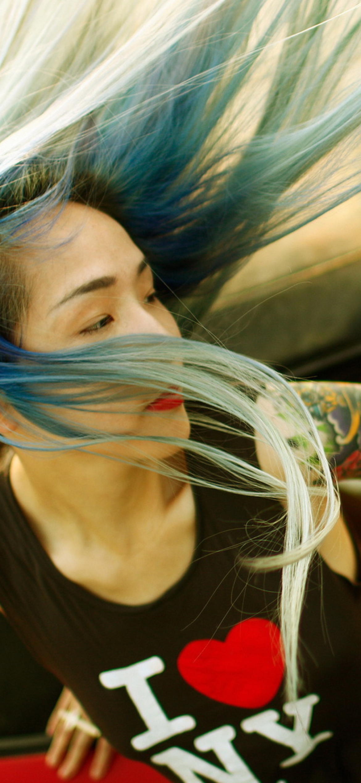 Das Cool Asian Girl With Blue Hair & I Love NY T-shirt Wallpaper 1170x2532
