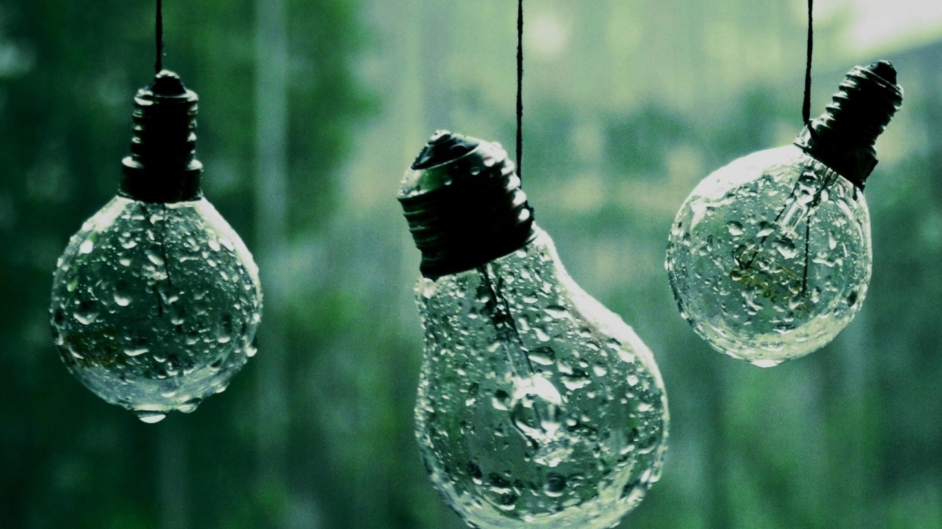 Sfondi Light Bulbs And Water Drops 1366x768
