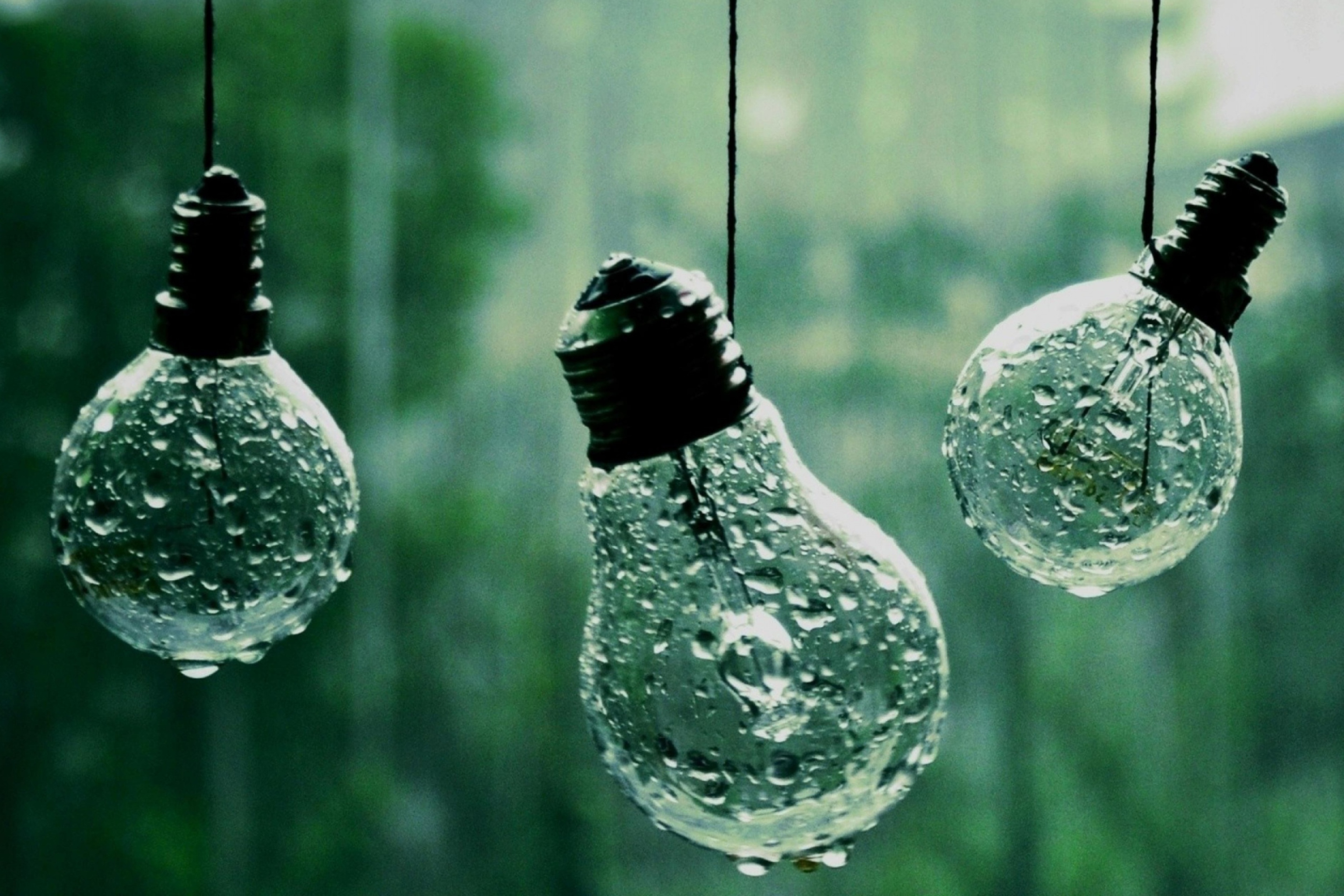 Обои Light Bulbs And Water Drops 2880x1920