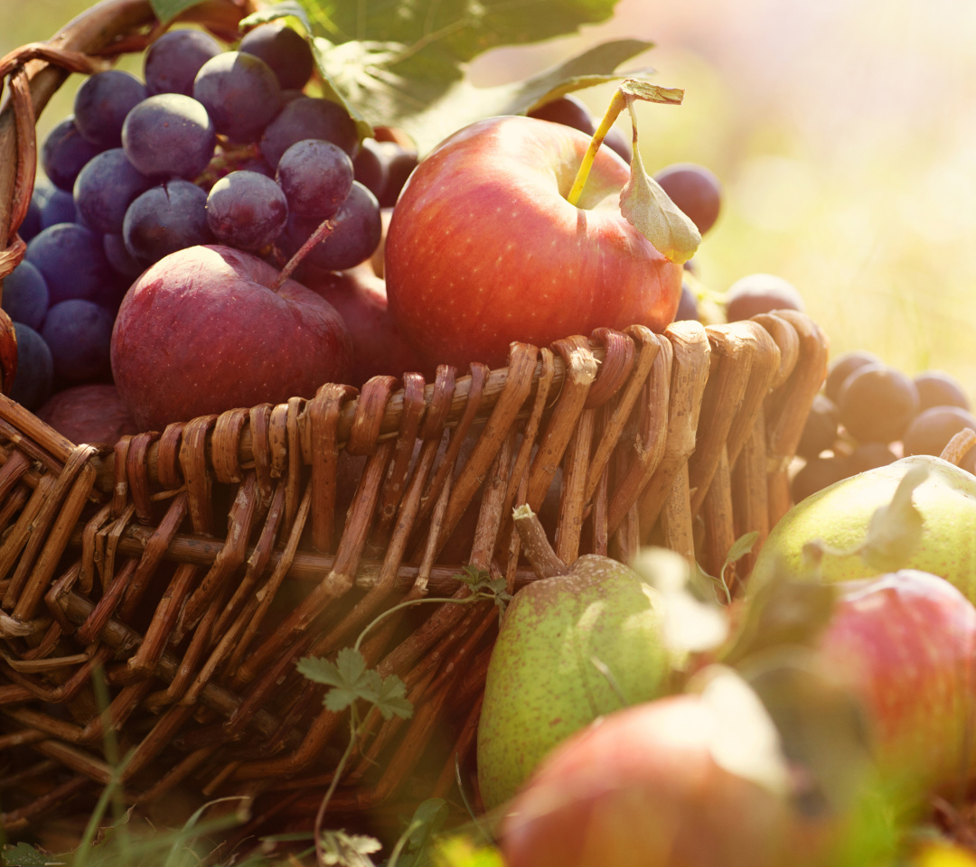 Sfondi Apples and Grapes 1080x960