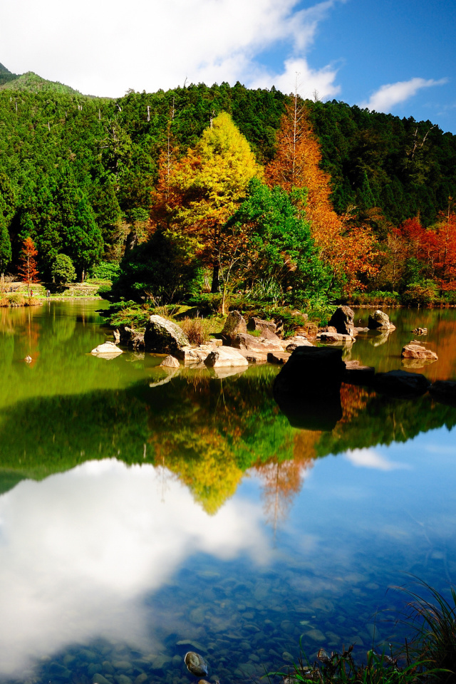 Sfondi Reflections on Deep Lake 640x960