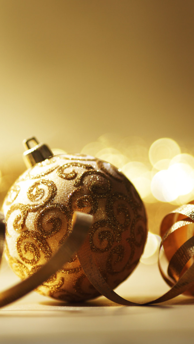 Fondo de pantalla Golden Christmas Decorations 640x1136