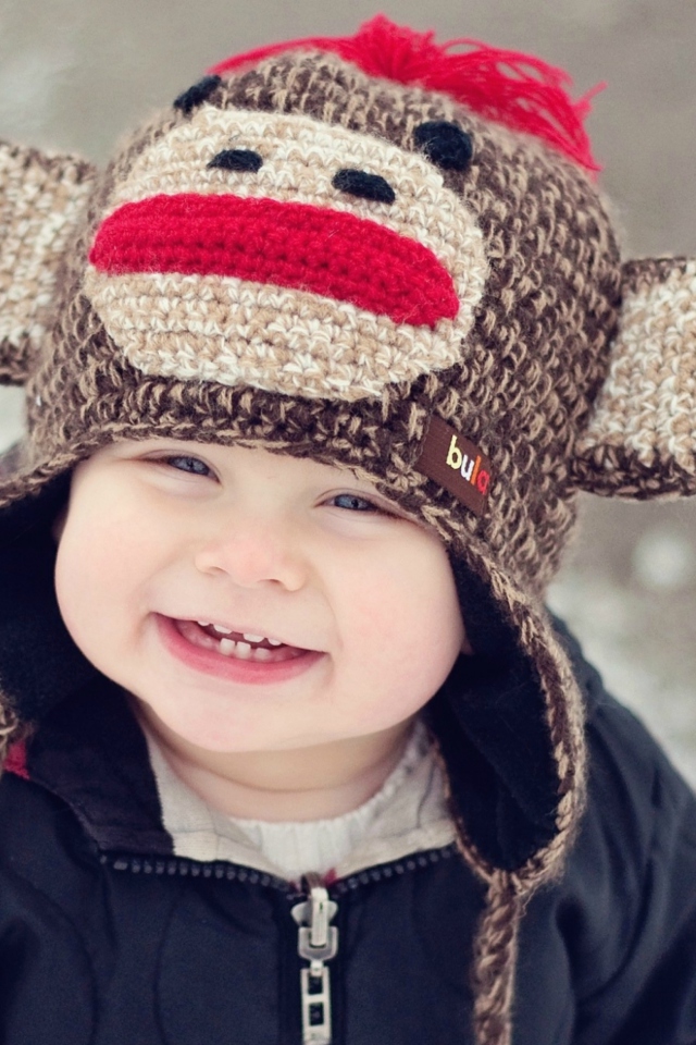 Обои Cute Smiley Baby Boy 640x960