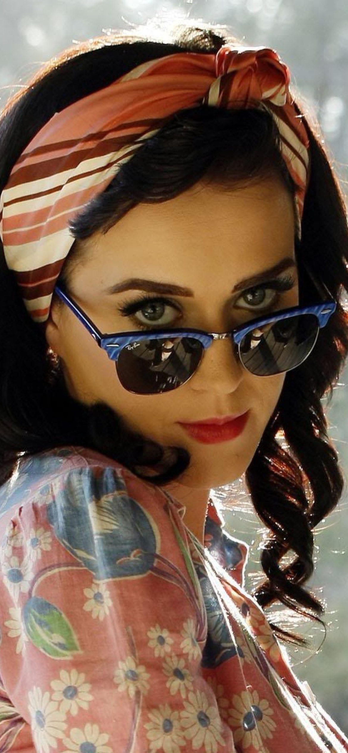 Обои Katy Perry Wearing Ray Ban 1170x2532
