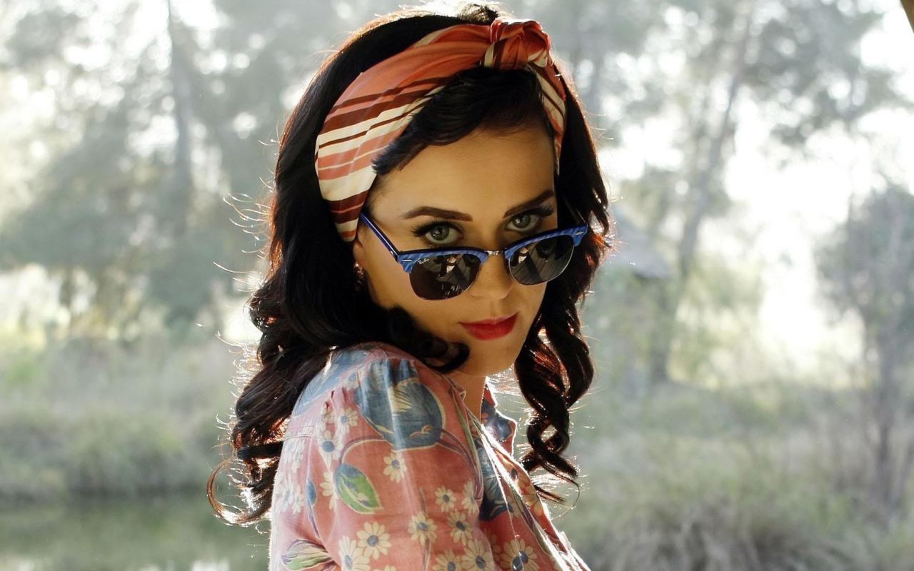 Обои Katy Perry Wearing Ray Ban 1280x800