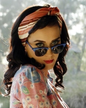 Screenshot №1 pro téma Katy Perry Wearing Ray Ban 176x220