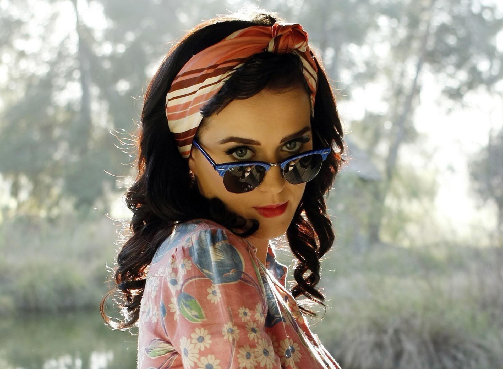 Обои Katy Perry Wearing Ray Ban 1920x1408