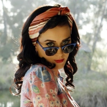 Sfondi Katy Perry Wearing Ray Ban 208x208