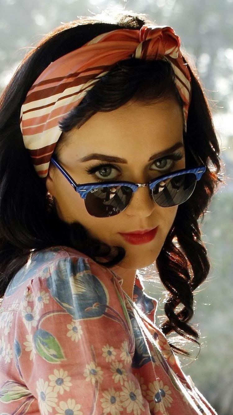 Screenshot №1 pro téma Katy Perry Wearing Ray Ban 750x1334