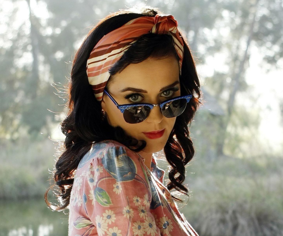 Обои Katy Perry Wearing Ray Ban 960x800