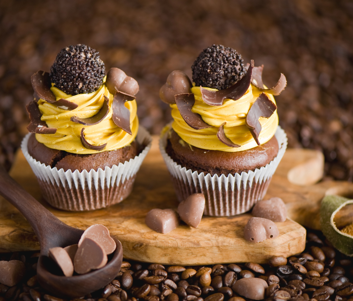 Обои Cream And Chocolate Cupcakes 1200x1024