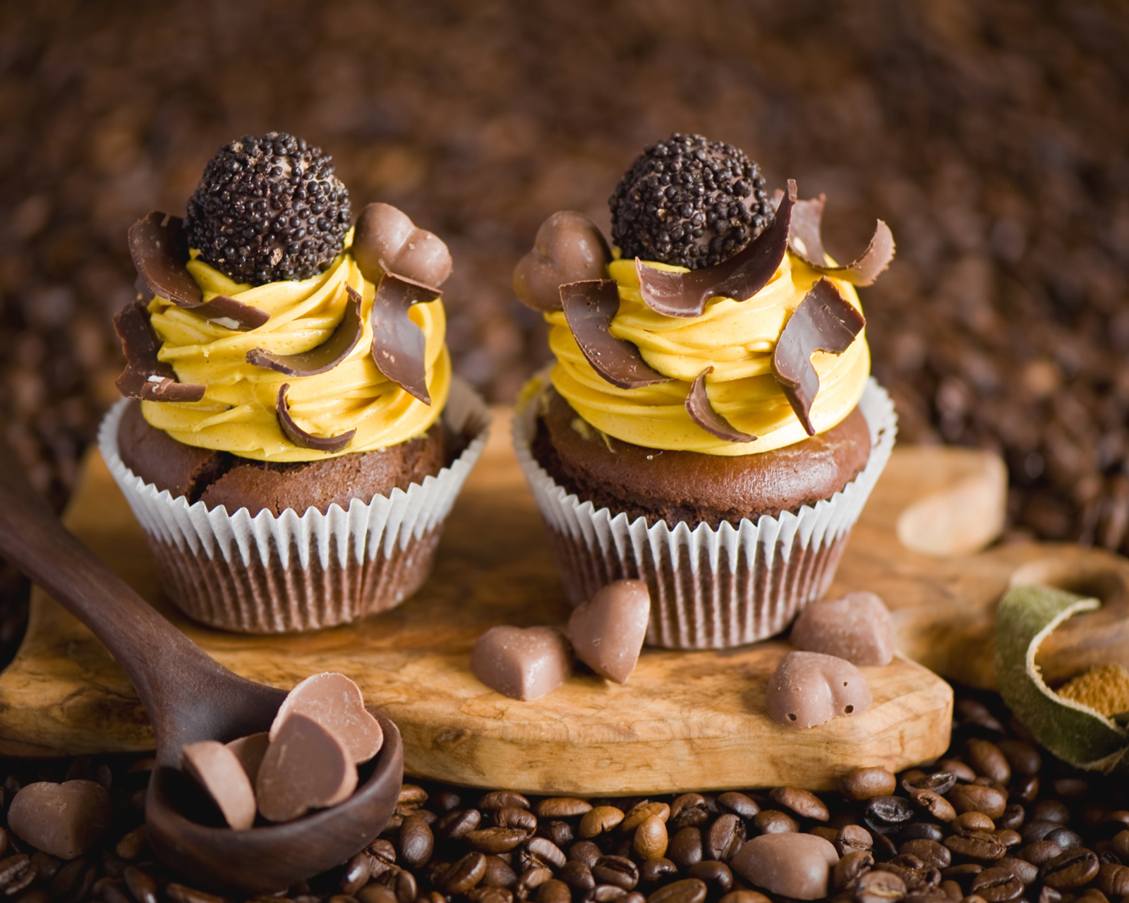 Cream And Chocolate Cupcakes wallpaper 1600x1280